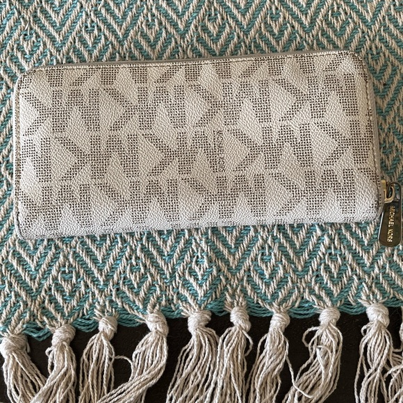 Michael Kors Signature Tote & Wallet Set(White) w/Gold Hardware - Picture 9 of 11